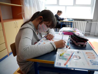 Una niña en un colegio en Varsovia en mayo de 2020.