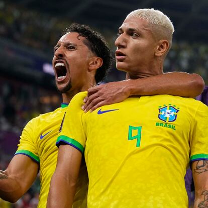 Mundial Qatar 2022 Marquinhos y Richarlison celebran uno de los goles contra Corea del Sur.