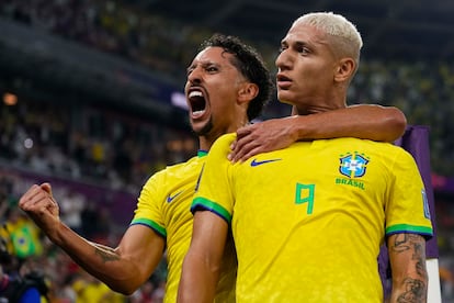 Mundial Qatar 2022 Marquinhos y Richarlison celebran uno de los goles contra Corea del Sur.