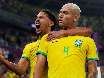 Marquinhos y Richarlison celebran uno de los goles contra Corea del Sur.