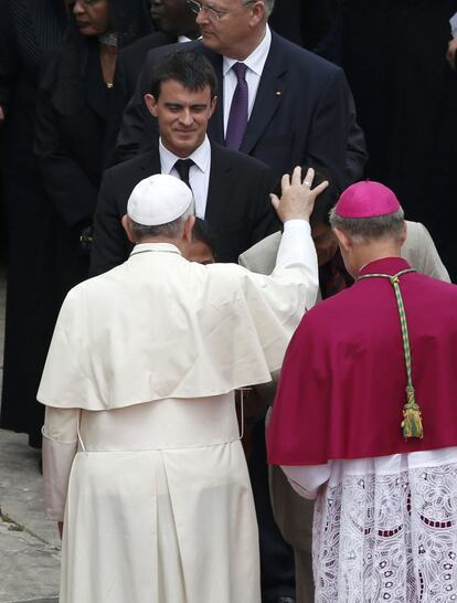 El primer ministro de Francia, Manuel Valls se reúnen Papa Francisco I después de la ceremonia de canonización de los Papas Juan XXIII y Juan Pablo II en la Plaza de San Pedro en el Vaticano.