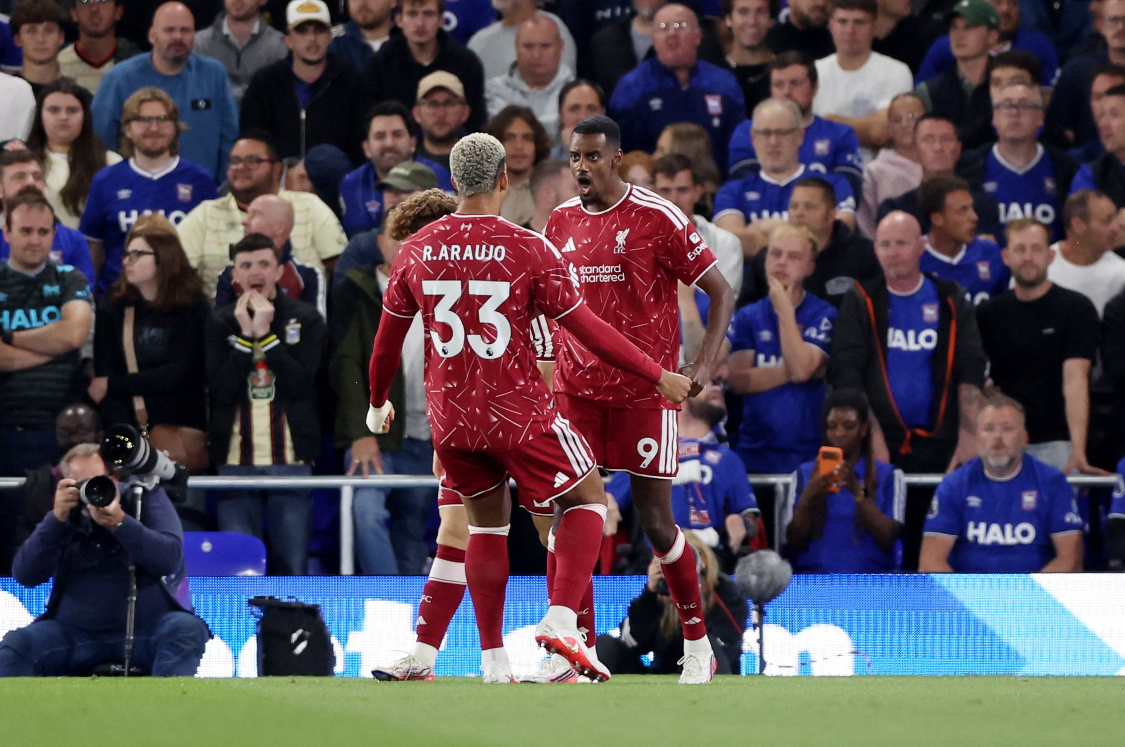 Dos truenos de Isak y el muro de Araujo dan la primera victoria al Liverpool de Iraola