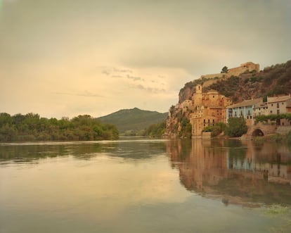 Castillo de Miravet (Tarragona). “Quería emular los pueblos de la Toscana, la luz que amarillea, la templanza del agua”, explica sobre esta imágen Fernando Manso  (64 años, Madrid). Parece una pintura antigua pero es una fotografía. Parece un pueblo italiano pero es Miravet con su castillo, mirándose en el río Ebro. Este es uno de los más de 100 lugares conocidos y recónditos que pueden contemplarse en el último libro del fotógrafo, ‘Luz de España’ (Ediciones El Viso); rincones que capturó con su cámara analógica de placas, una reliquia del siglo XIX. El libro que cuenta con textos de la periodista Patricia Espinosa de los Monteros. Esta imagen es también un buen ejemplo de por qué a Manso, que lleva décadas recorriendo el país con el espíritu de un viajero romántico, lo han llamado, en más de una ocasión, “el Antonio López de la fotografía”. “Pretendo transmitir la necesidad de respetar y cuidar nuestro patrimonio; somos el tercer país del mundo en patrimonio”, remacha durante la conversación telefónica con EL PAÍS.