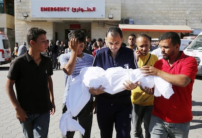 Varios familiares lloran la muerte de un menor de 13 años por desnutrición en el hospital de Al-Aqsa, este sábado.