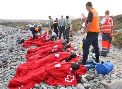 Miembros de la Cruz Roja, de la Guardia Civil y de Salvamento Marítimo atienden a varios de los inmigrantes subsaharianos que llegaron a bordo de un cayuco a Tenerife el pasado 27 de mayo.