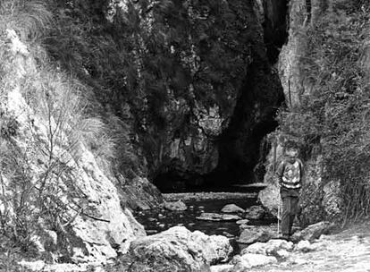 Entrada de la cueva de La Leze, cerca de donde se encuentra el yacimiento de calcita.