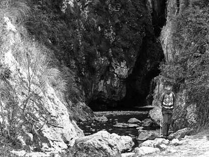 Entrada de la cueva de La Leze, cerca de donde se encuentra el yacimiento de calcita.