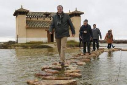 El consejero de Fomento y Medio Ambiente de la Junta de Castilla y León, Antonio Silván (izq.) y el director territorial de la Caixa en Castilla y León y Asturias, José Manuel Bilbao (2 izq.), acompañados de autoridades locales y provinciales, durante la visita realizada a las instalaciones de la Casa del Parque de las Lagunas de Villafáfila.