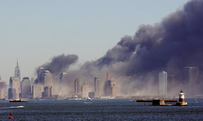 El humo envuelve Manhattan tras el derrumbamiento de las Torres Gemelas del World Trade Center, en la isla de Manhattan, en Nueva York.