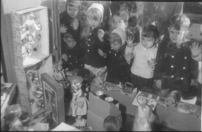 Niños mirando un escaparate de juguetes, en 1959.