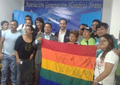 Nayib Bukele sostiene una bandera gay junto a miembros de la Asociación Generación de Hombres Trans de El Salvador, durante la campaña electoral de la Alcaldía de San Salvador.