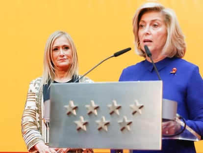 Concepci&oacute;n Dancausa (derecha), con Cristina Cifuentes en el homenaje a la Constituci&oacute;n en 2016.