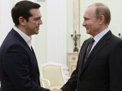 El presidente ruso, Vlad&iacute;mir Putin (d), estrecha la mano del primer ministro griego, Alexis Tsipras, antes de la reuni&oacute;n que celebraron en el Kremlin, el pasado 8 de abril. 