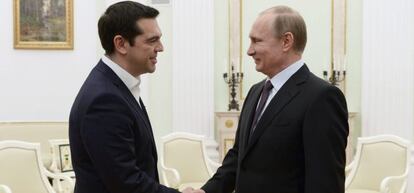 El presidente ruso, Vlad&iacute;mir Putin (d), estrecha la mano del primer ministro griego, Alexis Tsipras, antes de la reuni&oacute;n que celebraron en el Kremlin, el pasado 8 de abril. 