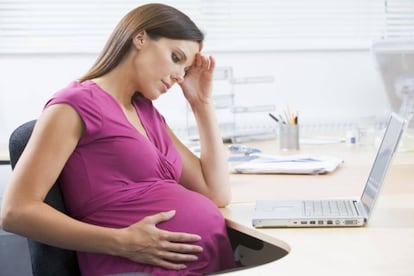 Mujer embarazada trabajando