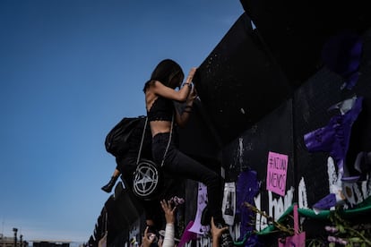 Mujeres a las afueras de Palacio Nacional en Ciudad de México el 8 de marzo de 2021. 