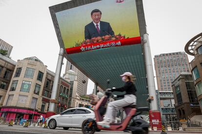 Una pantalla muestra al presidente chino, Xi Jinping, hablando durante la ceremonia de juramento del nuevo jefe ejecutivo de Hong Kong, John Lee, en Beijing, China, este viernes.