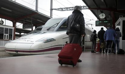 Tren AVE en la estación de Madrid-Chamartín.