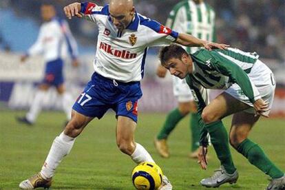 Movilla controla la pelota ante Joaquín.