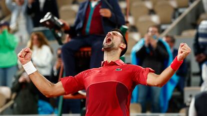 Djokovic celebra el triunfo contra Musetti en la central de Roland Garros.