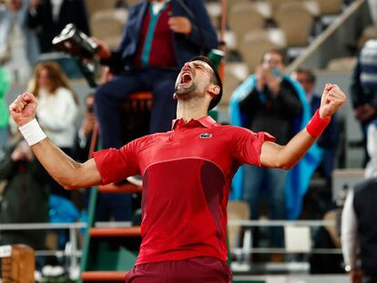 Djokovic celebra el triunfo contra Musetti en la central de Roland Garros.