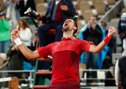 Djokovic celebra el triunfo contra Musetti en la central de Roland Garros.