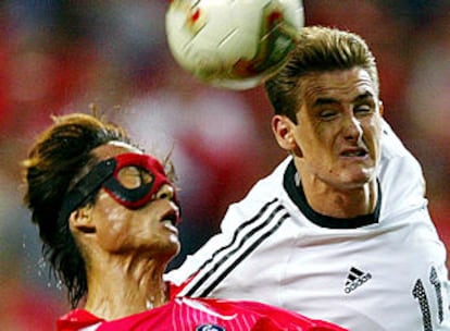 Klose se anticipa al surcoreano Kim en un remate de cabeza.