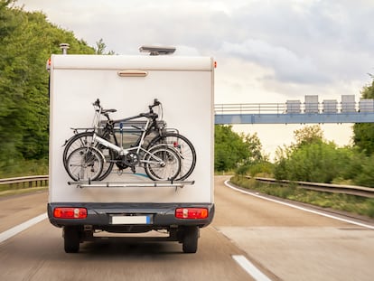 Los portabicicletas son fundamentales para transportarlas según la normativa y de manera segura. GETTY IMAGES.