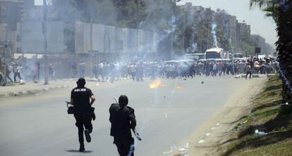 Enfrentamientos entre manifestantes y policía en El Cairo en el primer aniversario del golpe contra Morsi.