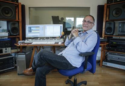 El compositor e intérprete Pep Llopis, en su estudio en Valencia. 