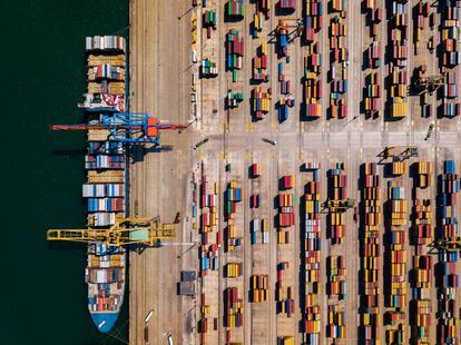 Vista aérea del puerto de Valencia, donde un barco carga contenedores.