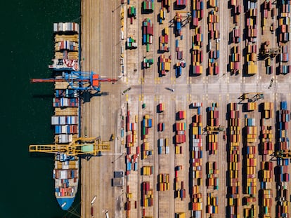 Vista aérea del puerto de Valencia, donde un barco carga contenedores.