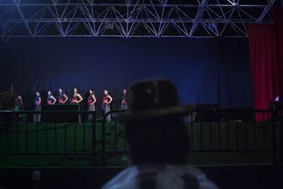 El jurado observa a las participantes desfilar en el escenario de la Casa de la Cultura de Quito.