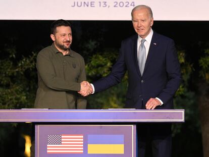 Los presidentes de EE UU, Joe Biden, y Ucrania, Volodímir Zelenski, se estrechan la mano tras la firma del acuerdo bilateral de seguridad entre sus dos países