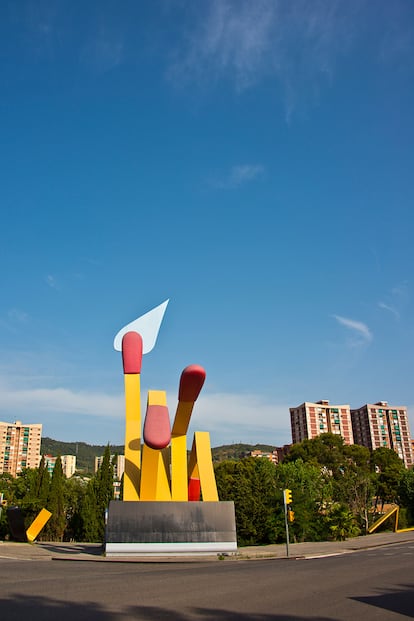 Los Mistos de Claes Oldenburg, una monumental caja de cerillas instalada en 1992 en la Vall d´Hebron.