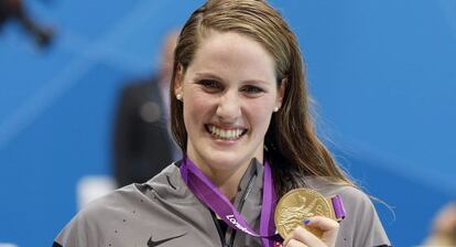 Missy Franklin posa con su medalla de oro.