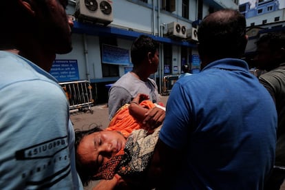 Pacientes esperan para su tratamiento durante el cierre de los servicios de salud de Bengal en Calcuta (India). Médicos residentes de la región de Bengal han comenzado una huelga durante todo el día después de que un médico en prácticas fuera golpeado por los familiares de un paciente que había fallecido.
