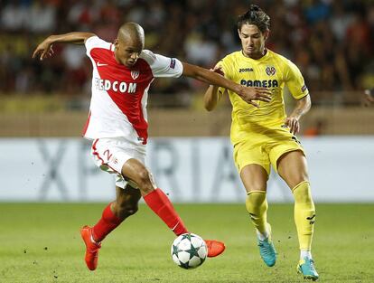 Pato, del Villarreal, disputa el balón a Fabinho, del Mónaco.