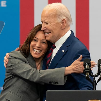 Raleigh (United States), 26/03/2024.- (FILE) - US Vice President Kamala Harris and US President Joe Biden reacts on stage during a campaign event at the Chavis Community Center in Raleigh, North Carolina, USA, 26 March 2024 (reissued 21 July 2024). Joe Biden on 21 July announced on his X (formerly Twitter) account that he would not seek re-election in November 2024, and endorsed Harris to be the Democrats'Äô new nominee. (Elecciones) EFE/EPA/ALLISON JOYCE
