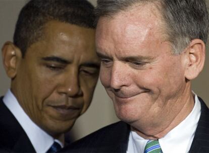 El senador El senador Judd Gregg (en primer plano), durante una comparecencia en la Casa Blanca junto a Barack Obama