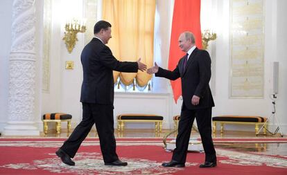 El presidente ruso, Vladímir Putin, recibe a su homólogo chino, Xi Jinping, en el Kremlin de Moscú, este miércoles.