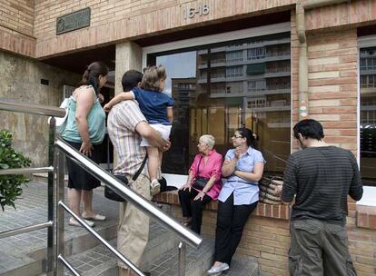 Entrada al portal de la vivienda que ocupaba la pareja en la calle de Lorena, en Barcelona.