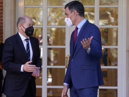 El presidente del Gobierno español, Pedro Sánchez, junto al canciller alemán Olaf Scholz, en La Moncloa en enero.