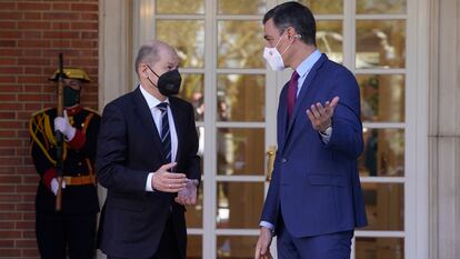 El presidente del Gobierno español, Pedro Sánchez, junto al canciller alemán Olaf Scholz, en La Moncloa en enero.