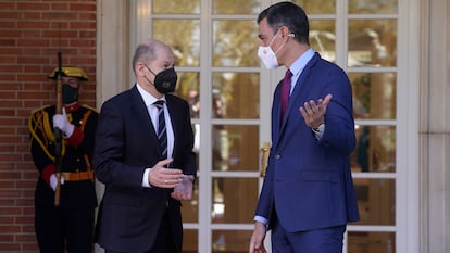 El presidente del Gobierno español, Pedro Sánchez, junto al canciller alemán Olaf Scholz, en La Moncloa en enero.