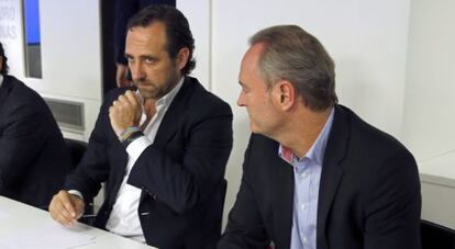 Jos&eacute; Ram&oacute;n Bauz&aacute;, a la izquierda, y el presidente valenciano Alberto Fabra este lunes. 