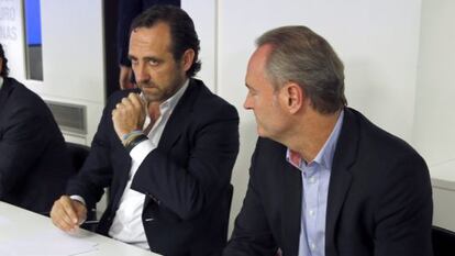 Jos&eacute; Ram&oacute;n Bauz&aacute;, a la izquierda, y el presidente valenciano Alberto Fabra este lunes. 