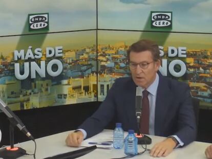 Carlos Alsina y Alberto Núñez Feijóo, durante la entrevista de esta mañana en Onda Cero.