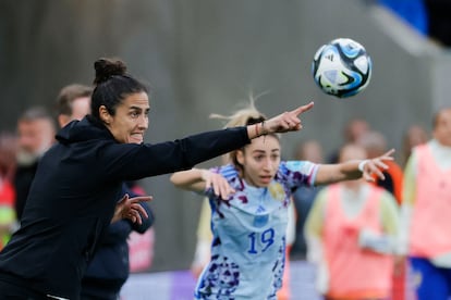 La entrenadora de La Roja, Montse Tomé, da instrucciones a las jugadoras durante el partido.