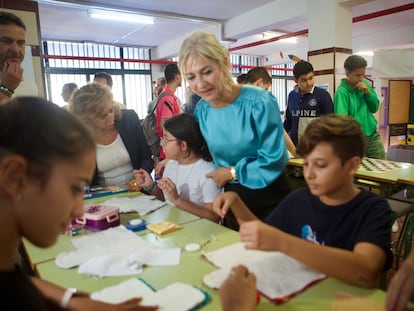 La consejera andaluza de Desarrollo Educativo, Patricia del Pozo, en un centro de San Juan de Aznalfarache (Sevilla), el pasado 5 de octubre.